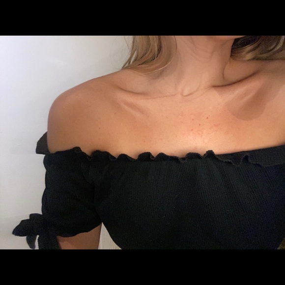 Black crop top with bow tie on the sides - Picture 3 of 5